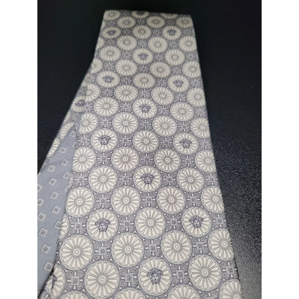 Versace Men's Necktie Grey Medallion Silk 3.75 x 58 Excellent